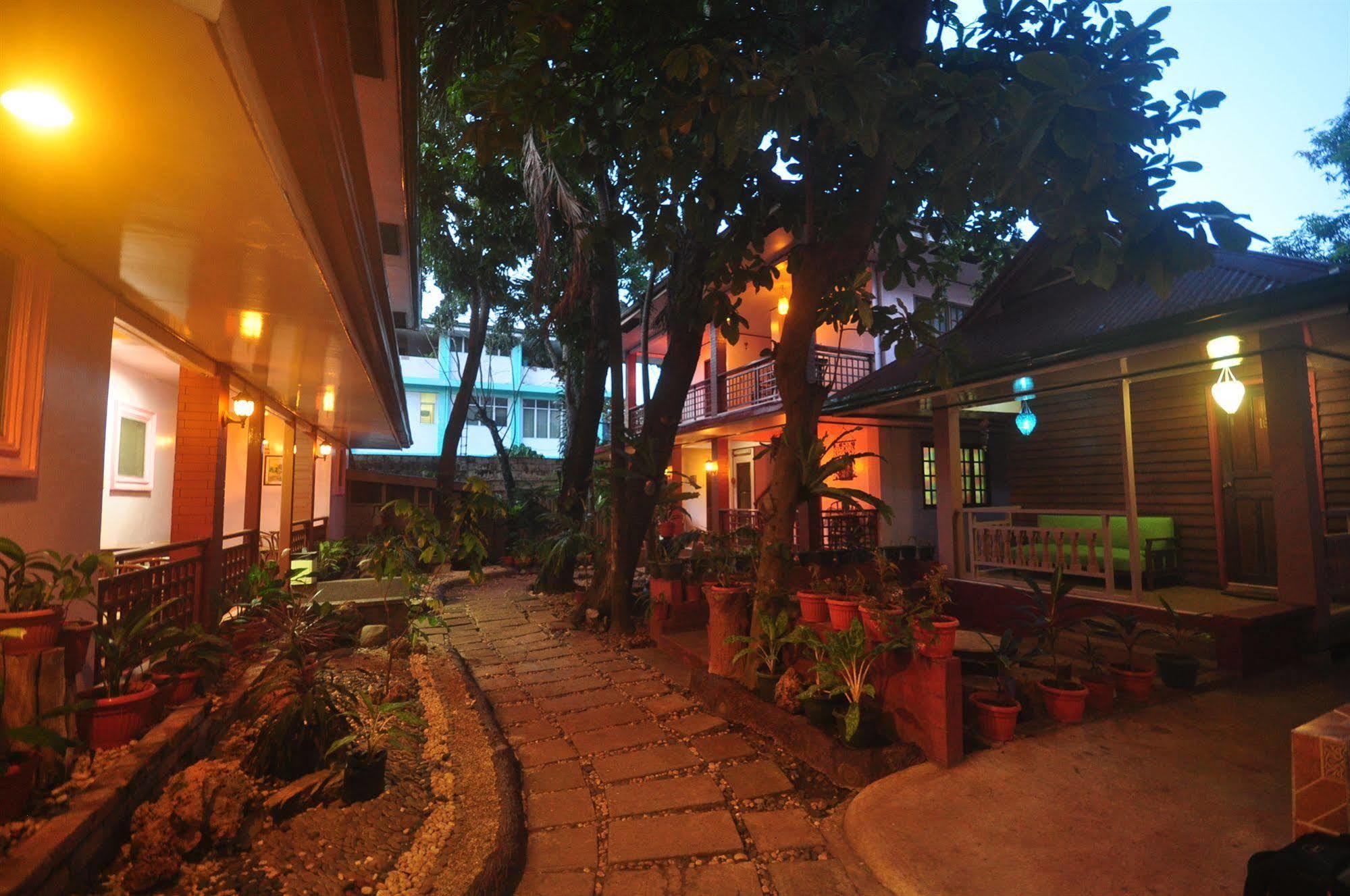 Lola Itang Pension House Tiniguiban 외부 사진