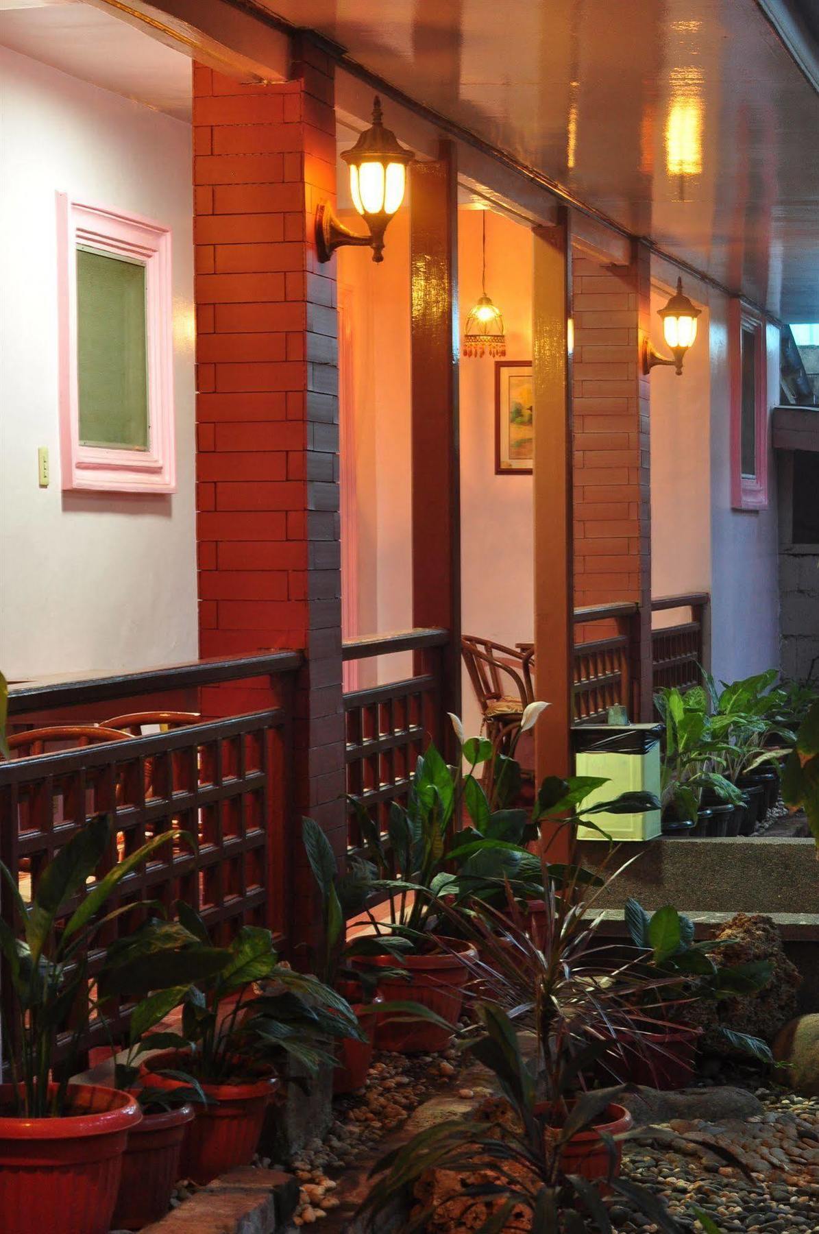 Lola Itang Pension House Tiniguiban 외부 사진